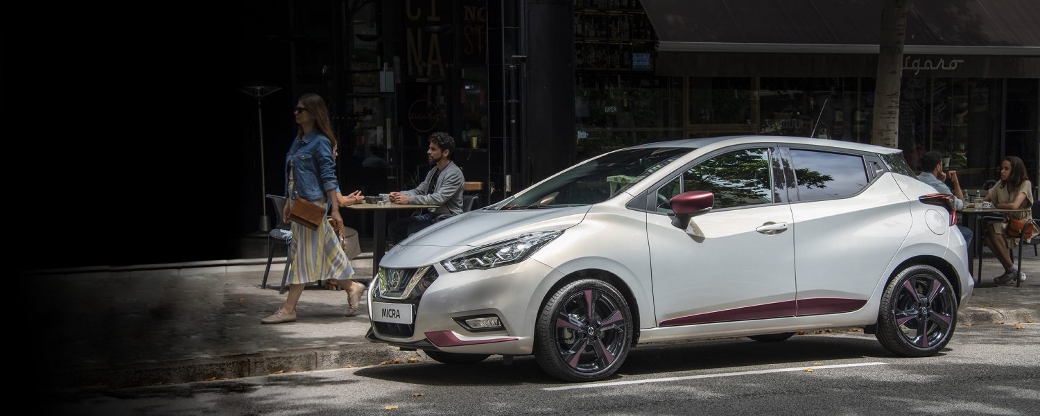 Der NISSAN MICRA N-Style parkt am Fahrbahnrand