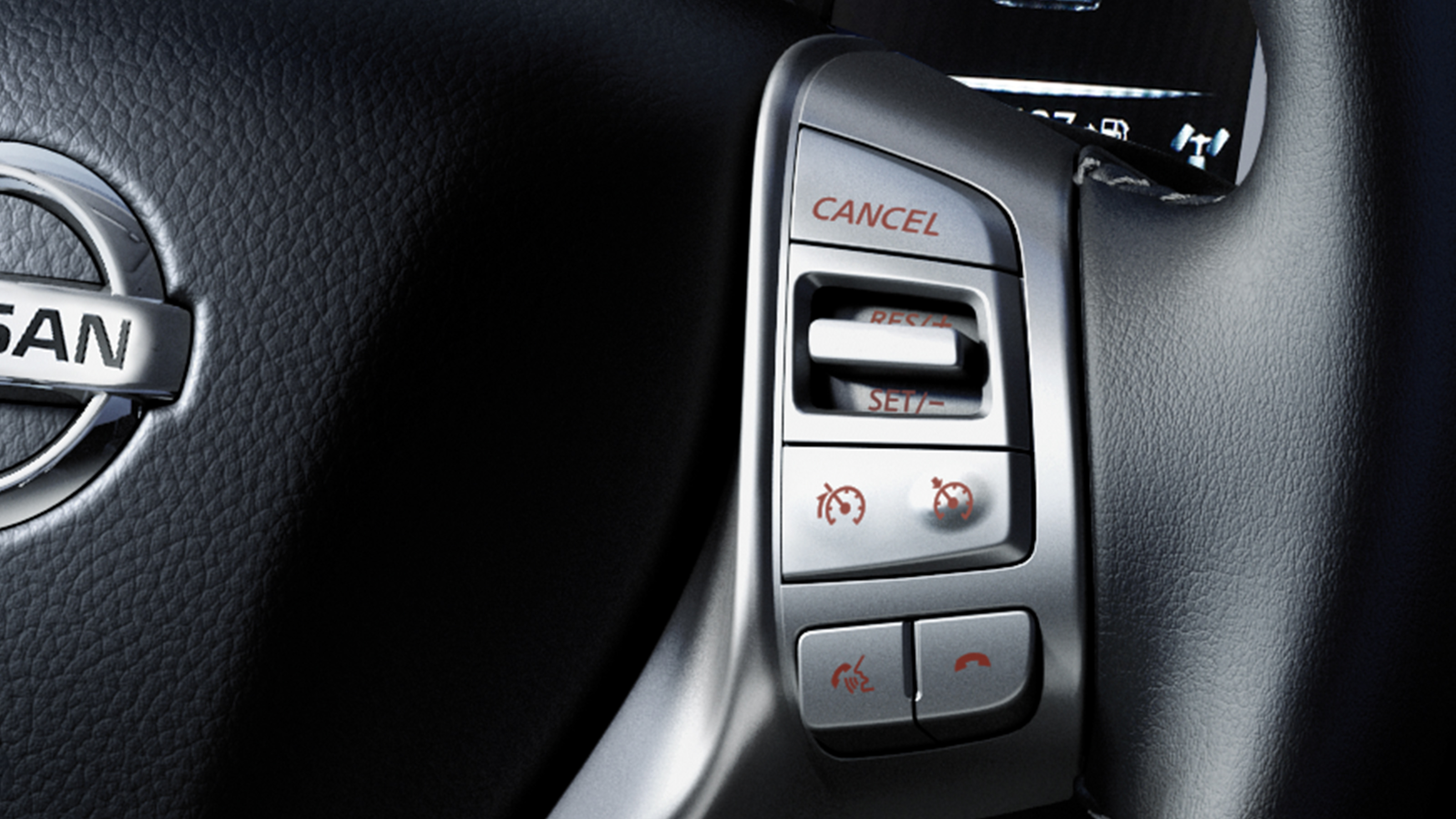 Nissan Navara – detailní záběr ovládání na volantu