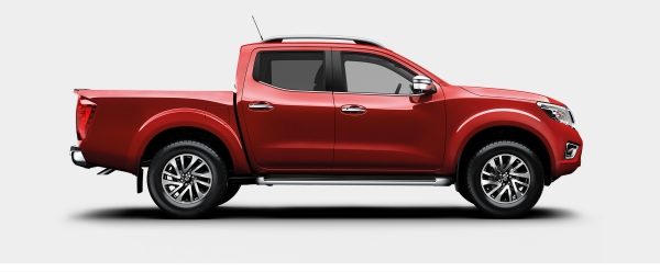 Nissan Navara s crnom dvostrukom kabinom iz profila