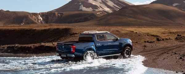 Vue arrière de 3/4 d’un Nissan NAVARA en Islande