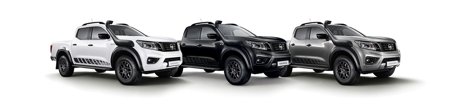 Den nya terrängbilen Nissan NAVARA, 3/4 frontvy med i tre olika färger: vit. svart och grå