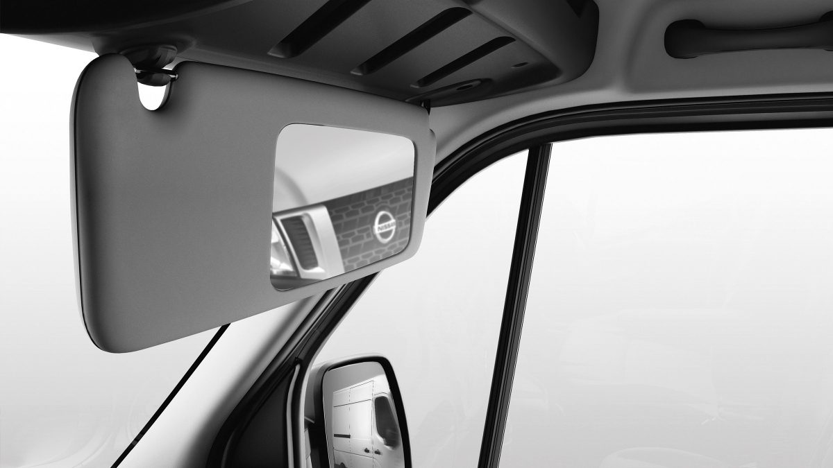 Nissan NV400 - laajakulmapeili matkustajan puolen häikäisysuojassa