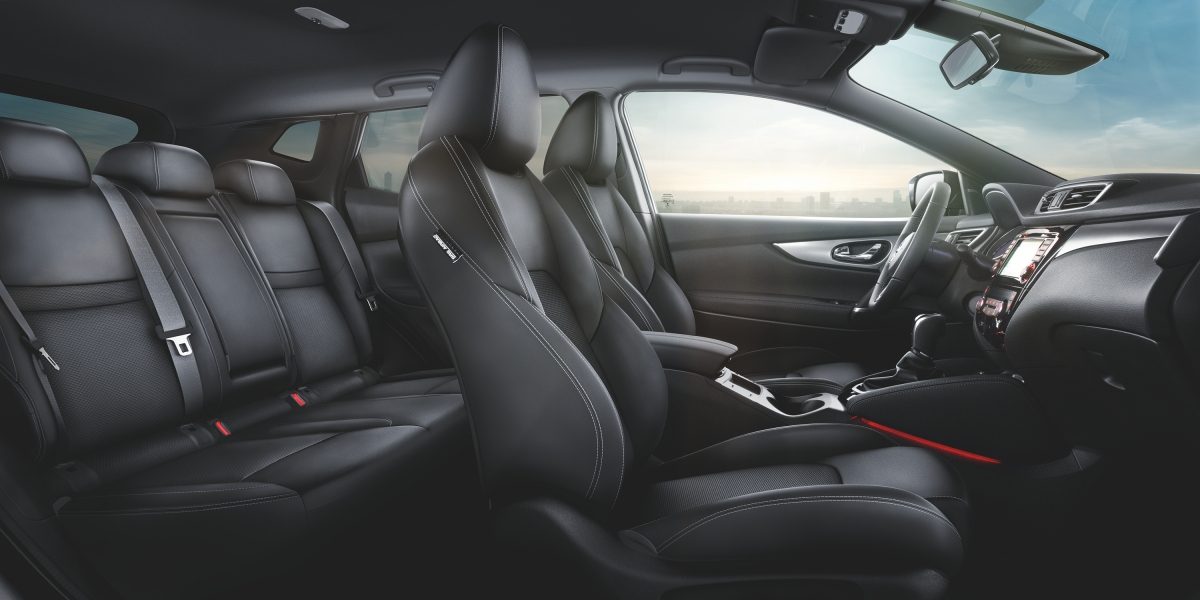 Nissan QASHQAI sisätilat, kookas - musta kangasverhoilu, monoform-istuimet