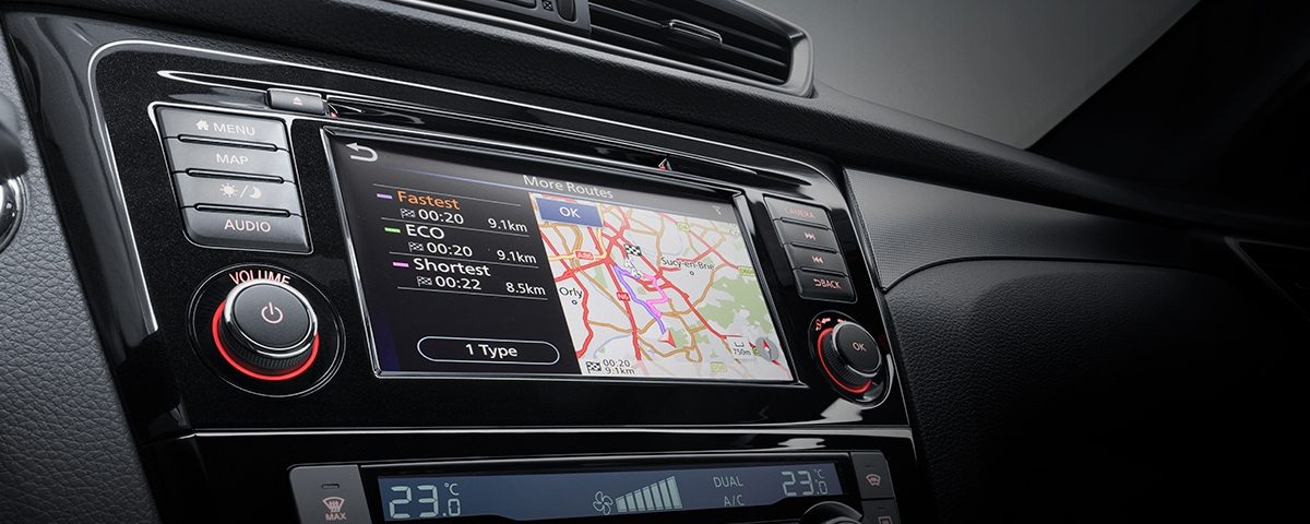 Obrazovke nového systému NissanConnect na stredovej konzole vo vozidle Qashqai