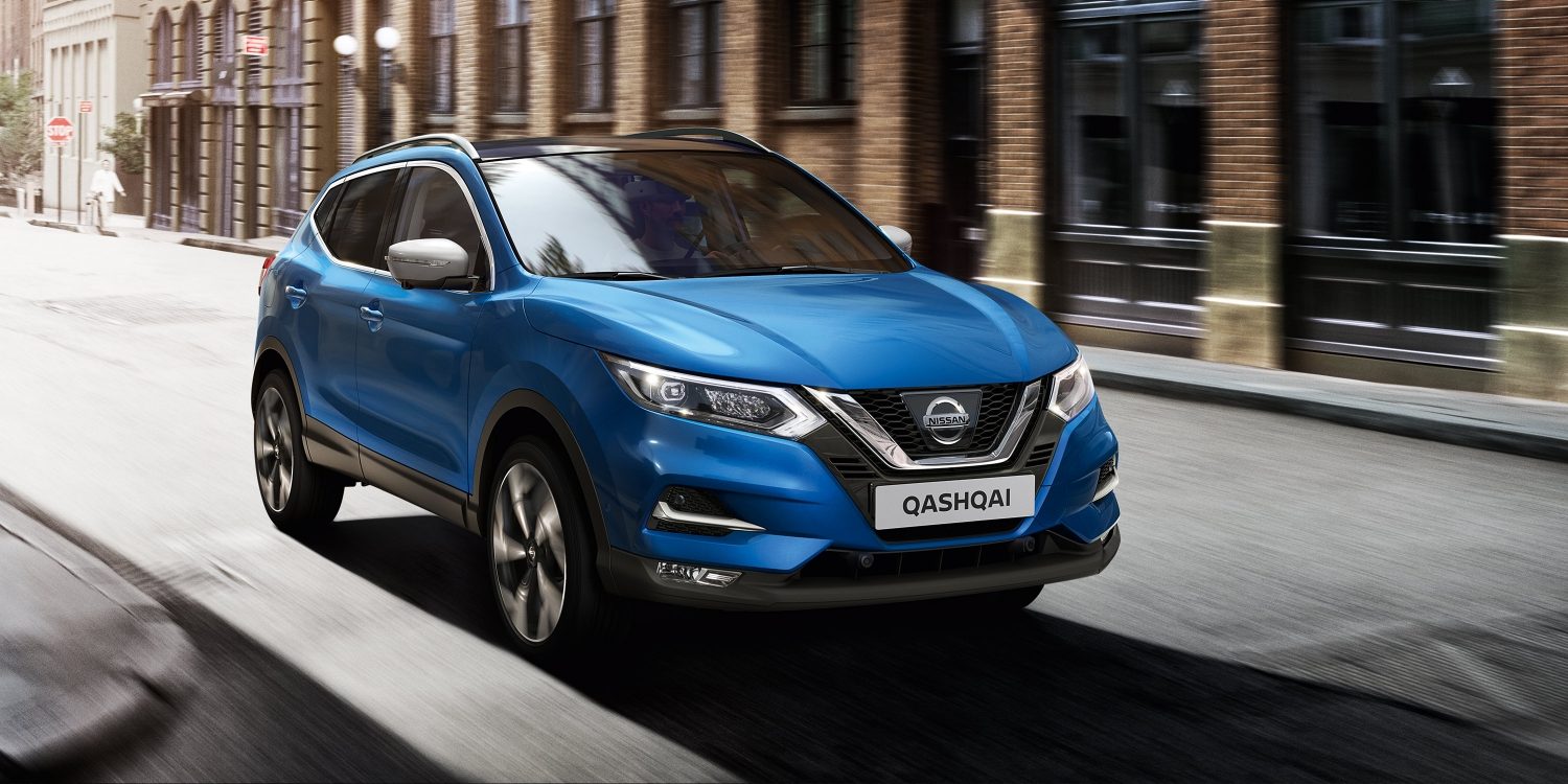 Vue 3/4 face du crossover Nissan QASHQAI en mouvement dans la rue