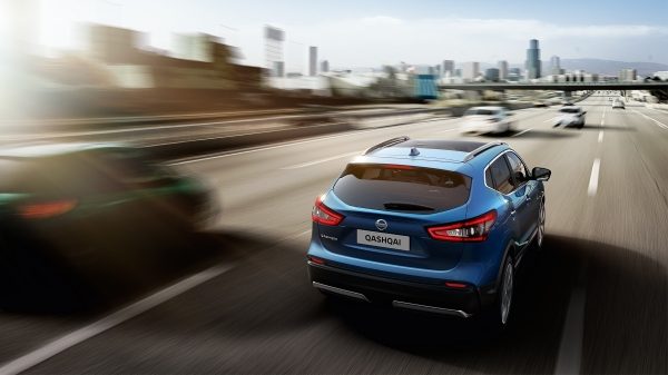 Nissan QASHQAI, рух по автомагістралі з поворотом на 3/4, вид ззаду
