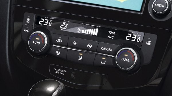 NISSAN X-TRAIL Detailaufnahme - Klimaautomatik