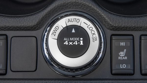 Nissan X-TRAIL: крупным планом кнопка All-Mode 4x4i