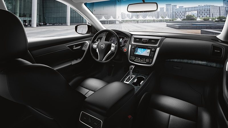 Nissan Altima-ի սարքավորումների վահանակի և նստարանների պատկերը