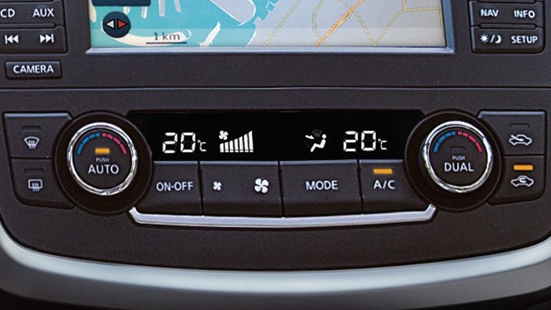 Nissan Altima-ի երկգոտի կլիմատ կոնտրոլ համակարգը խոշոր պլանով
