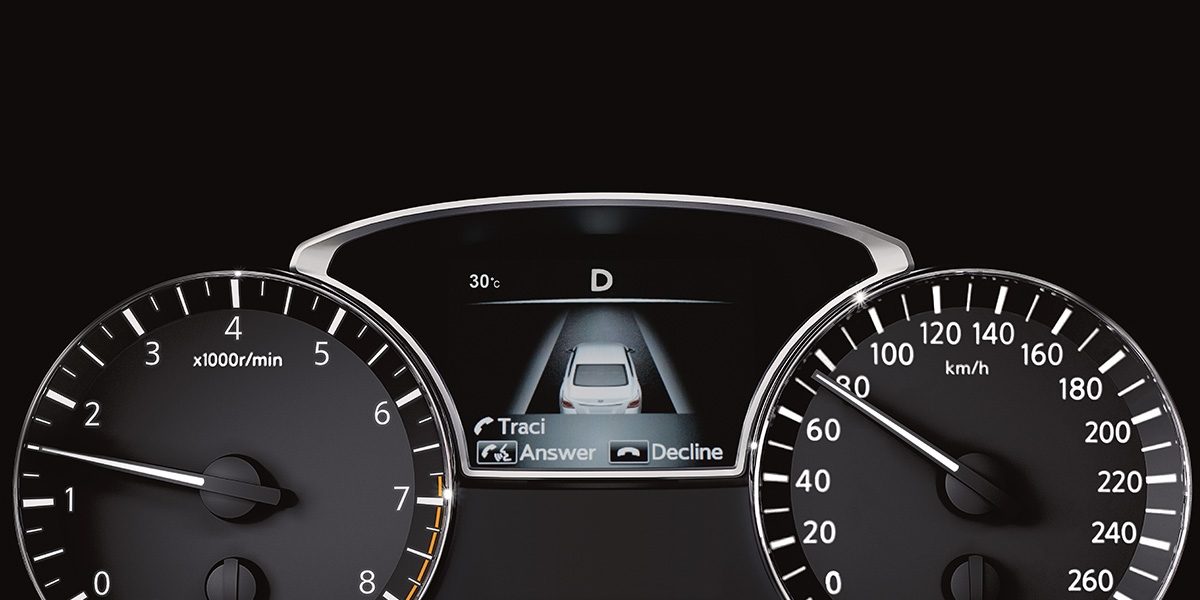 Nissan Altima-ի վարորդի տեղեկատվական համակարգի էկրանը խոշոր պլանով