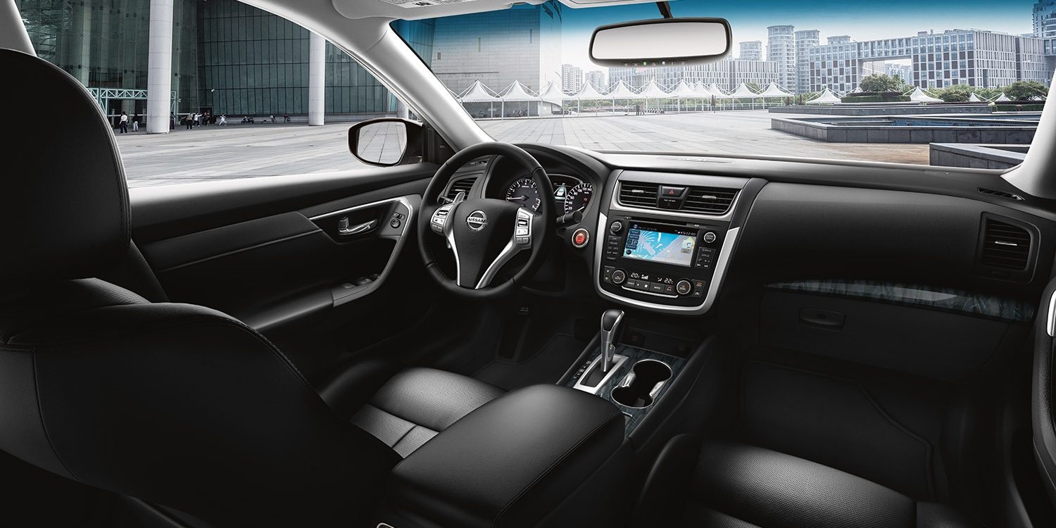 Nissan Altima-ի սրահ, սարքավորումների վահանակի և նստատեղերի պատկեր