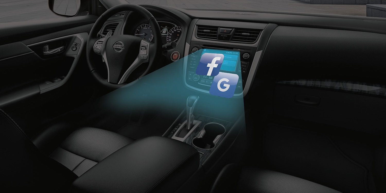 Nissan Altima-ի սարքավորումների վահանակը՝ նավիգացիոն էկրանին արտացոլվող հավելվածների պատկերներով