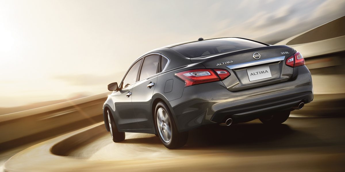 Nissan Altima-ն`ոլորանով անցնելիս