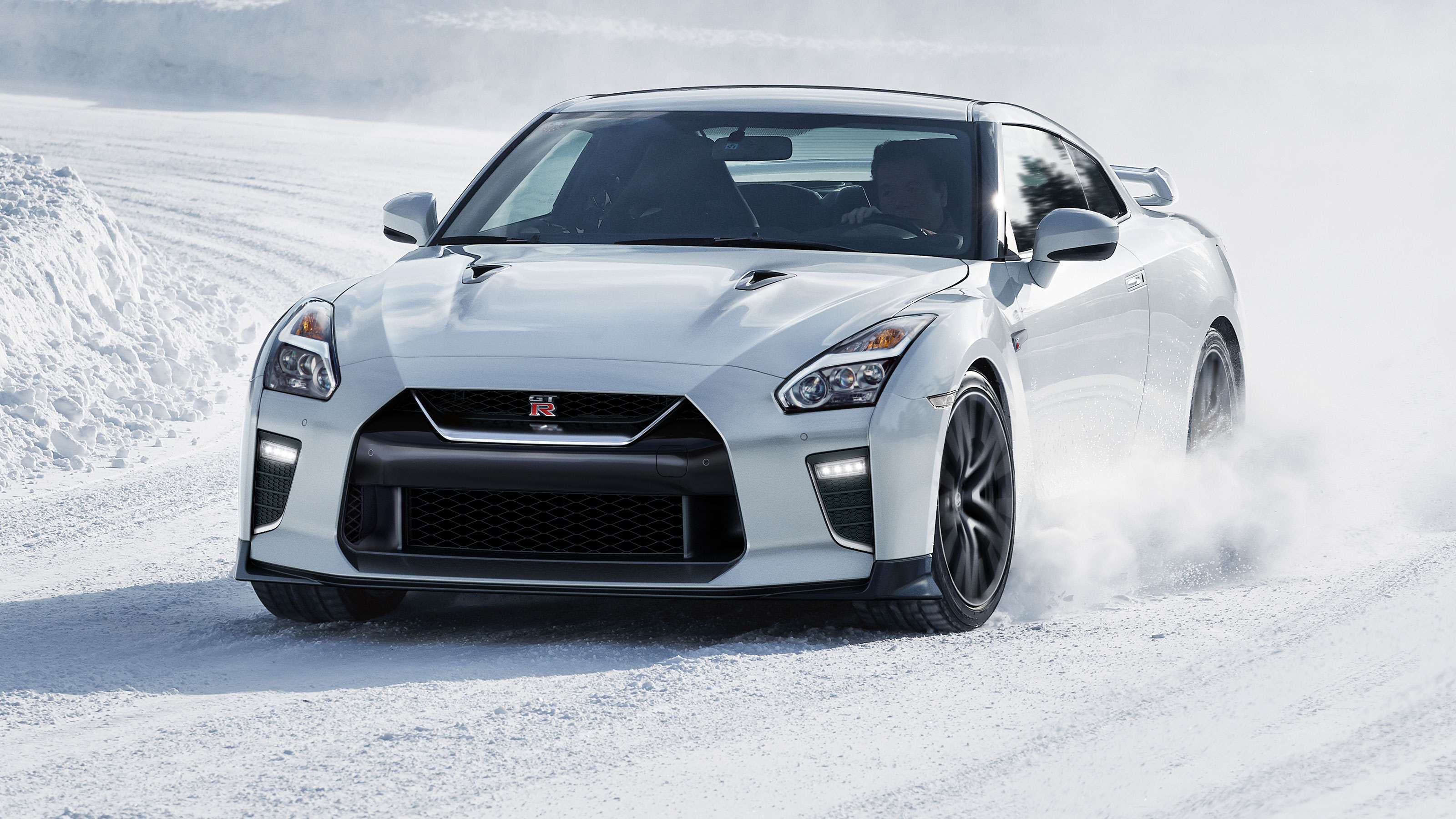2020 Nissan GT-R v-motion grille