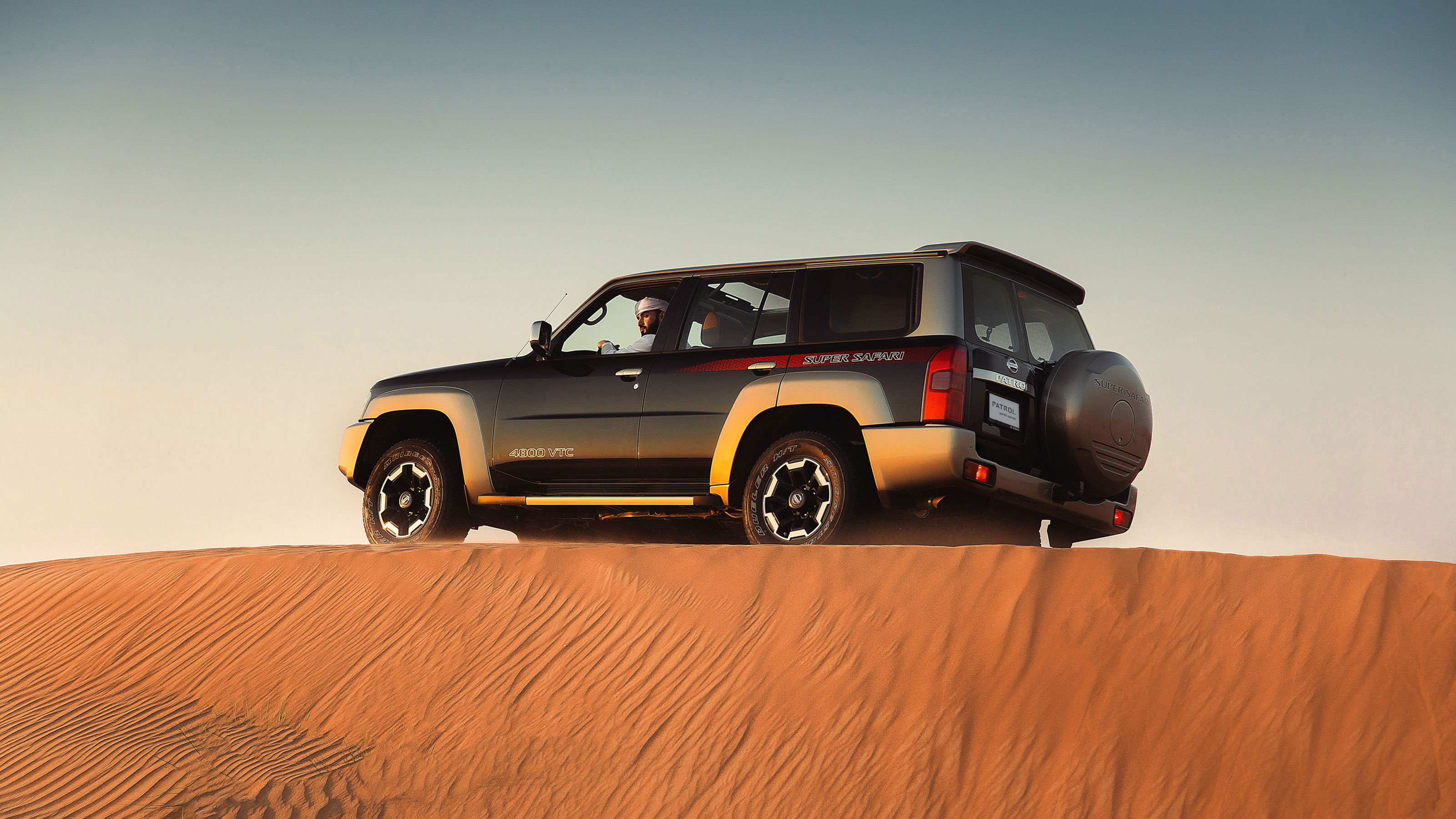Patrol Super Safari on a desert dune