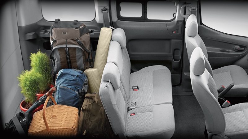 Jaunā Nissan e-NV200 Evalia fragmentu attēli — otrā sēdekļu rinda un bagāžas nodalījums