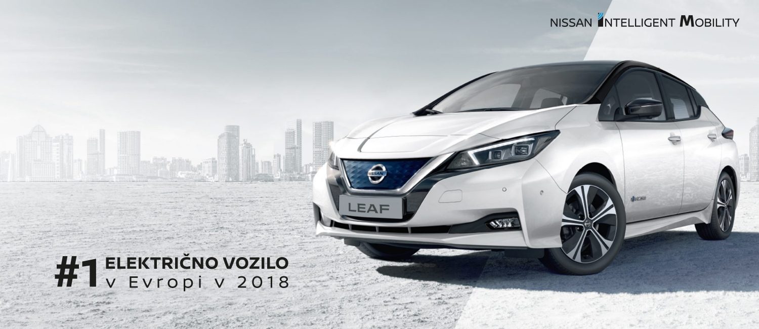 Nissan LEAF s sprednjega vogala z mestom v ozadju