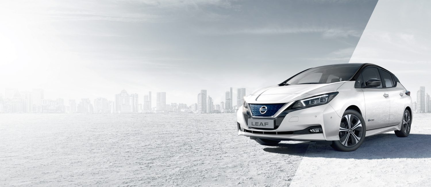 Nissan LEAF s sprednjega vogala z mestom v ozadju