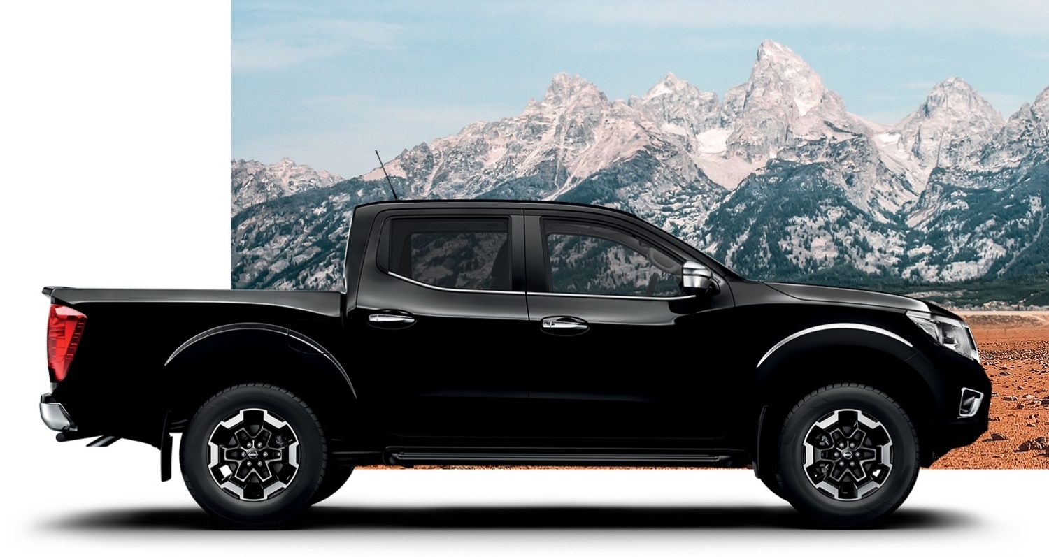 Two Nissan Navara profile packshot King Cab and Double Cab