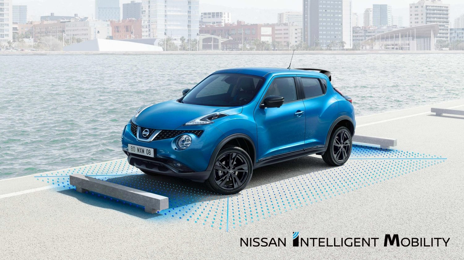 Nissan JUKE 2018: парковка с поворотом 3/4 с системой кругового обзора