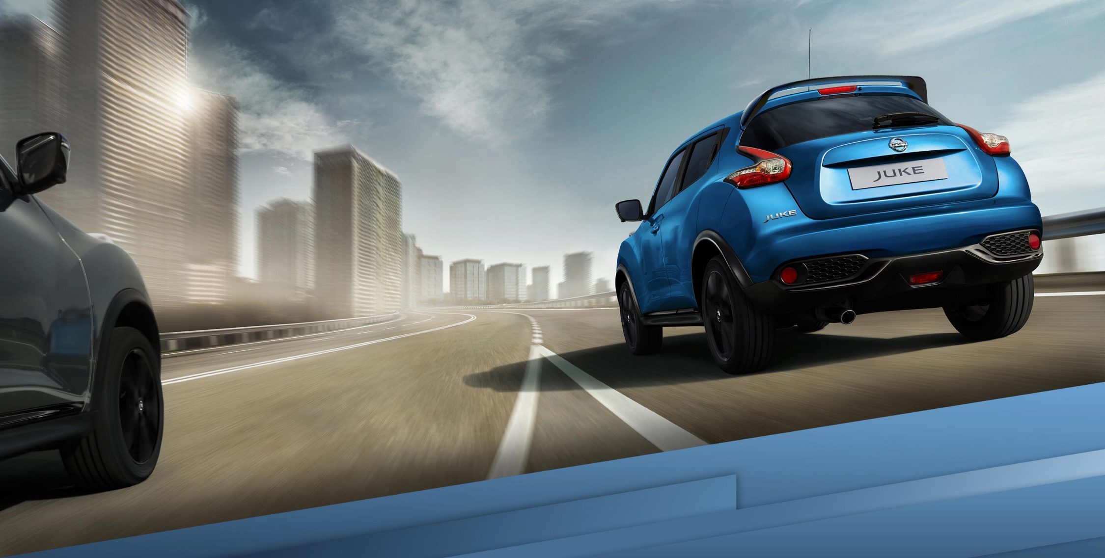 Новый Nissan JUKE, движение по автомагистрали, вид сзади с поворотом на 3/4