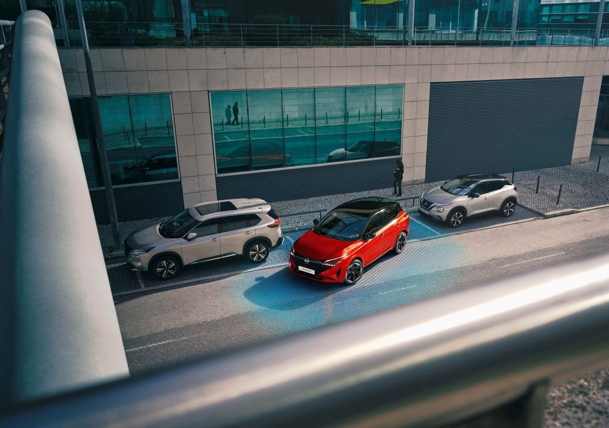 Nissan QASHQAI e-POWER, вид згори, автомобіль запаркований у місті — гібридний кросовер
