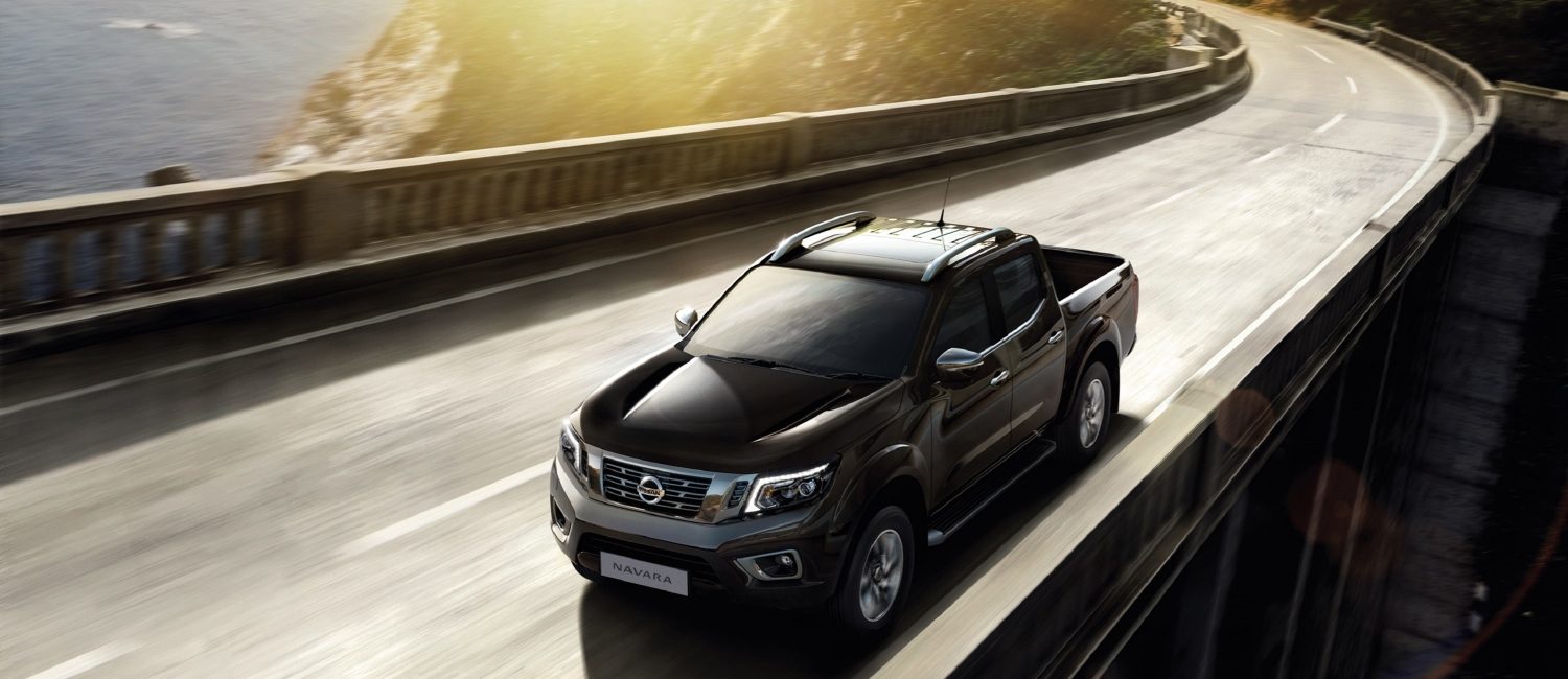 Nissan NAVARA AT32 sur une falaise dans le désert