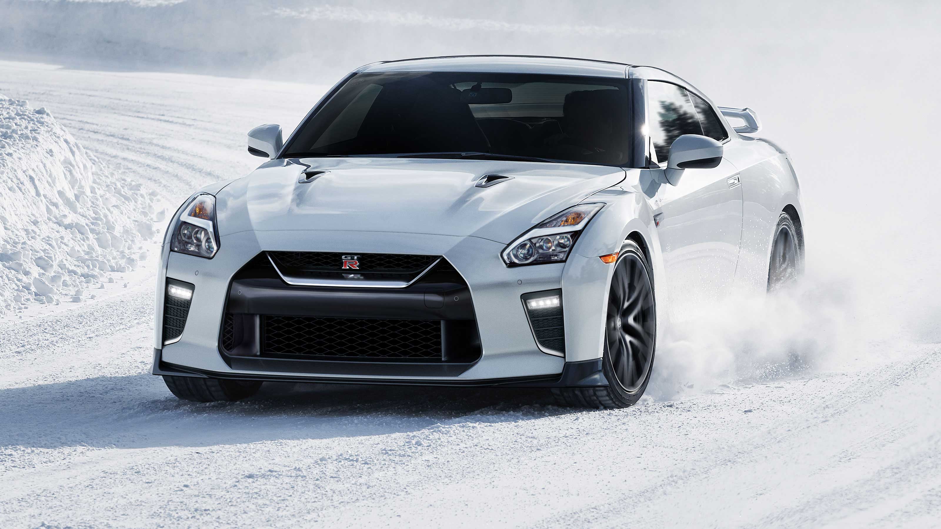 2020 Nissan GT-R v-motion grille