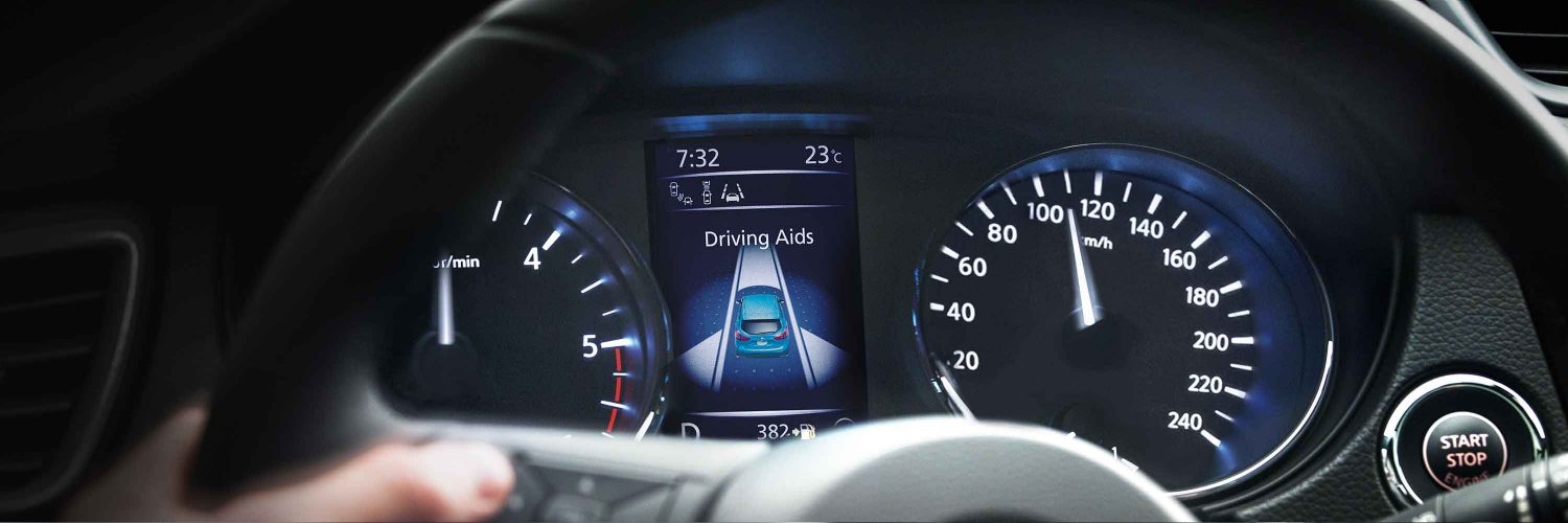 Qashqai dashboard view through steering wheel
