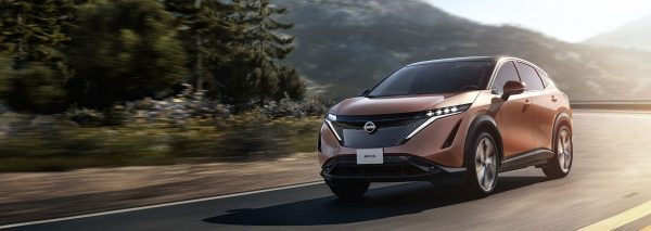 Der hervorragende Nissan ARIYA auf einer Bergstrasse.