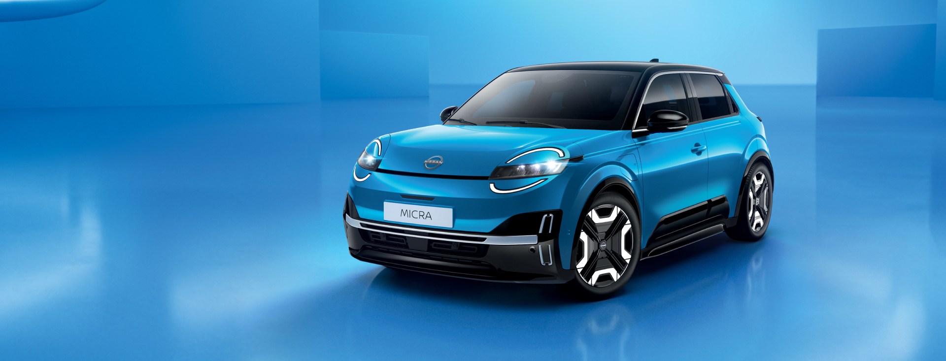 Der Nissan MICRA vor einem blauen Hintergrund