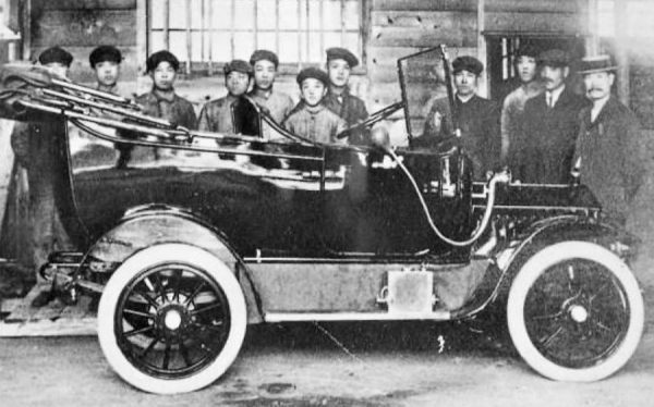 Gruppenfoto aus dem Jahr 1914 mit dem ersten DATSUN-Fahrzeug