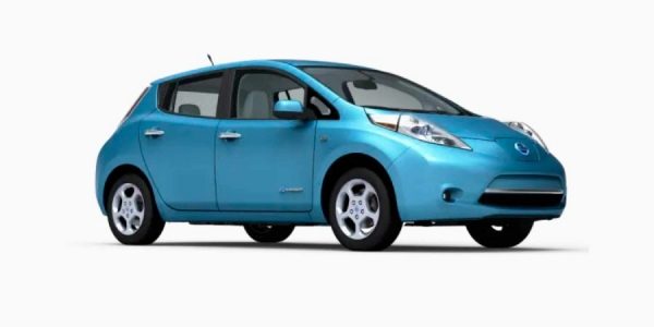 2010 Packshot eines hellblauen 100 % elektrischen Nissan LEAF
