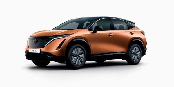 2021 Packshot des vollelektrischen Crossover Nissan ARIYA