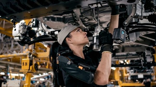 Ein erfahrener Techniker verstärkt die Autoteile