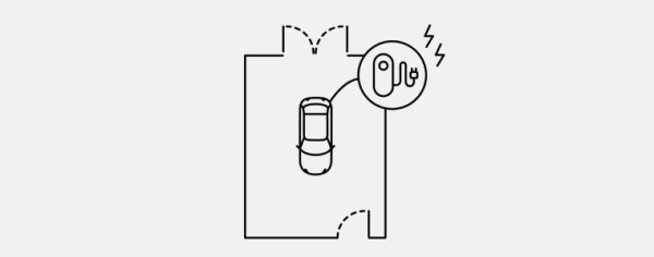 Ein Elektrofahrzeug lädt an einer haushaltsüblichen Steckdose.