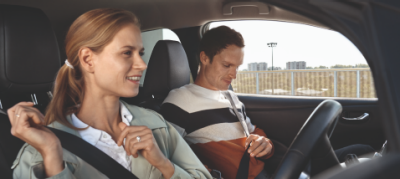 Ein lächelndes Paar schnallt sich an.