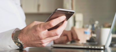 Eine Hand hält ein Smartphone.