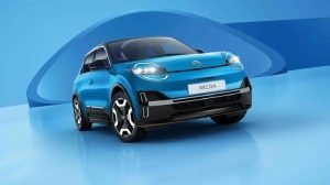 Der atemberaubende neue Nissan ARIYA fährt auf einer Bergstraße.