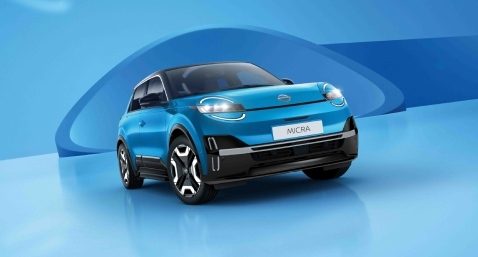 Der atemberaubende neue Nissan ARIYA fährt auf einer Bergstraße.