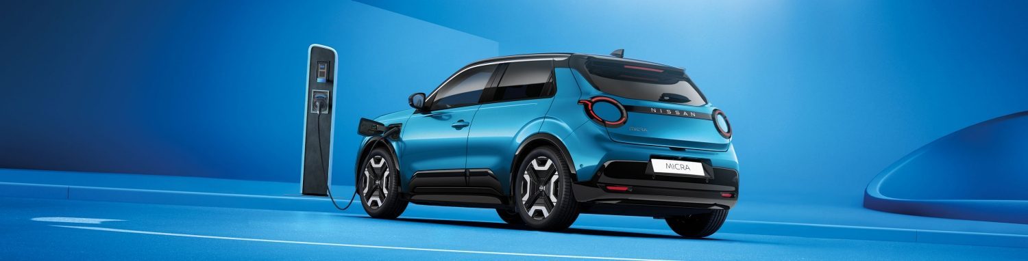 Des Nissan Micra an einer Ladesäule.