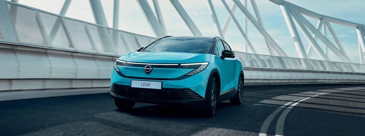 Der Nissan Leaf fahrend auf einer Straße.