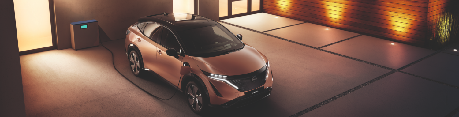 Draufsicht auf ein Fahrzeug, das über eine Brücke fährt