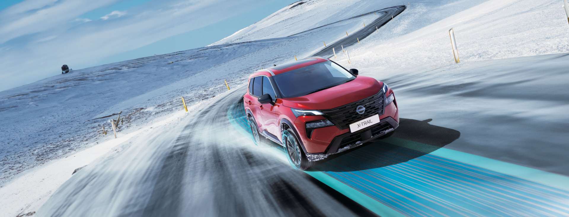 Nissan X-Trail mit e-4ORCE fährt auf einer Schnellstraße