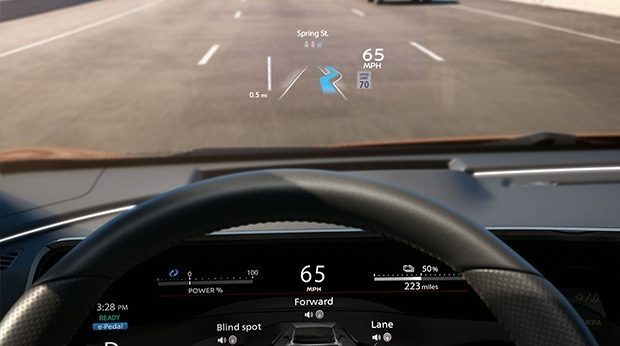 Head-up-Display auf der Windschutzscheibe des NISSAN ARIYA.