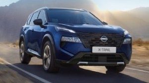 Der Nissan X-Trail fährt auf einer Straße.