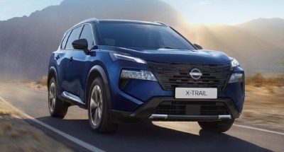 Der Nissan X-Trail fährt auf einer Straße.