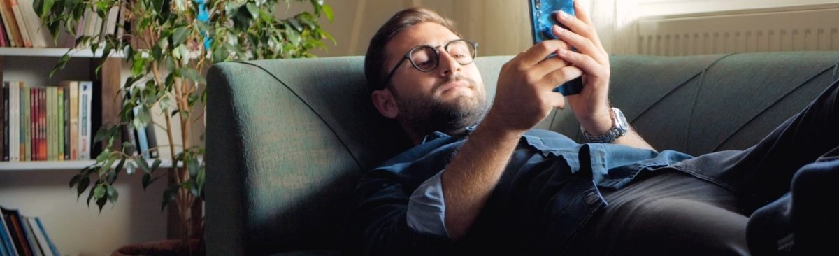 Ein Mann schaut auf sein Smartphone