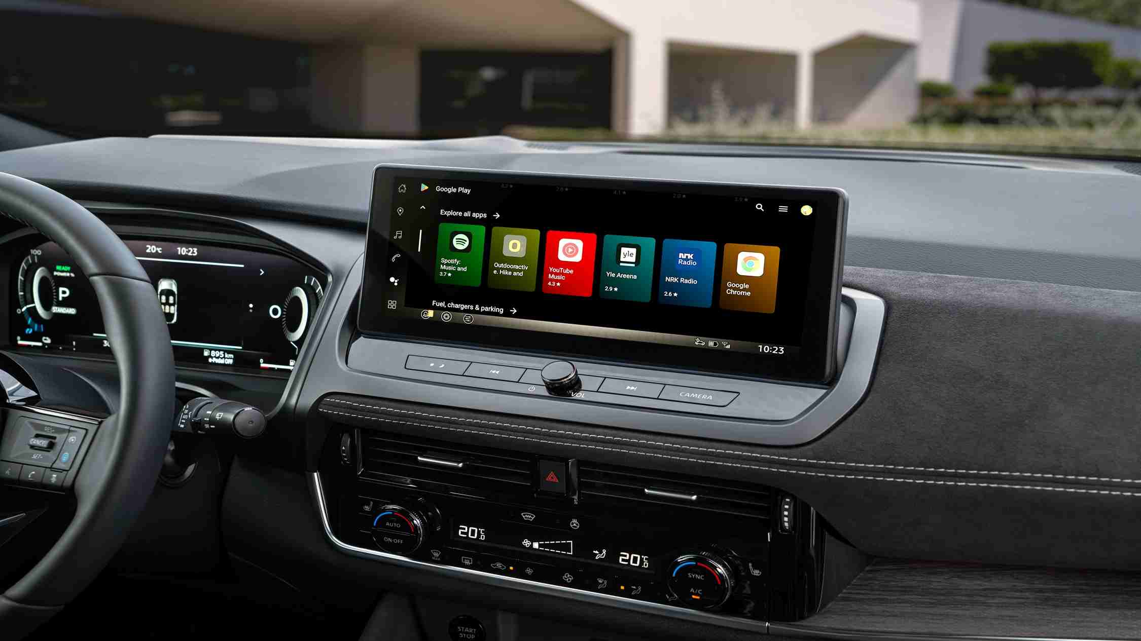 Seitliche Nahaufnahme des Nissan Qashqai e-POWER mit einer Frau, die ein Telefon in der Hand hält